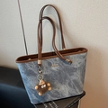 Sac fourre-tout à motif marbre bleu avec anses en cuir brun et breloque peluche - Bleu avec Pendentif