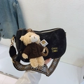 Sac oreiller noir minimaliste avec bandoulière tissée bohème et breloque ours mignonne - Noir avec pendentif