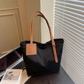 Borsa tote nera in nylon con manici in pelle marrone e toppa con logo HAMI ROO - Nero e Marrone