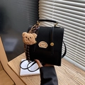Sac à dos et main noir vintage 2-en-1 avec écusson toast et charme d'ours en peluche - Noir avec pendentif