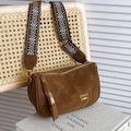 Sac cylindre en daim marron avec imprimé et large bandoulière à motifs géométriques - Brun Sans Pendentif