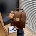 Sac bandoulière marron en similicuir avec écusson animal et porte-clés ours mignon - Marron avec pendentif