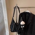 Grande borsa hobo nera con texture a pieghe e portachiavi a nuvola di peluche - Nero con ciondolo