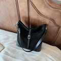 Schwarze Schultertasche mit großer Kapazität aus Wildleder und Leder mit Schnalle - Schwarz