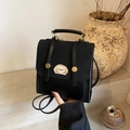 Minimalistischer schwarzer Rucksack mit Hundestickerei und goldenen Schnallen im Studio - Schwarz ohne Anhänger