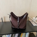 Dunkelbraune Retro Eimertasche aus mattem Wildleder mit stilvollem Metallketten-Schultergurt - Braun