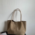 Grande borsa tote in pelle scamosciata marrone da donna con tracolle e stile minimalista - Cachi