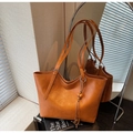 Detalle del bolso tote vintage color caramelo con borla de madera y correas ajustables - Con Colgante / Marrón Amarillento