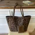Bolso tote grande con estampado de leopardo, correas marrones y neceser a juego incluido - Marrón