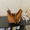 Karamellbraune Eimer-Tasche aus mattem Wildleder-Mix mit Kettenriemen - Braun