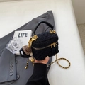 Petit sac en tweed noir chic avec bandoulière dorée et charm de sac en peluche - Petit / Noir Petit