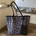 Bolso tote grande con estampado de leopardo gris violeta y un pequeño bolso negro - Gris