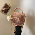 Sac à bandoulière en tweed rose avec chaîne dorée et breloque en peluche blanche - Grand / Rose Grand