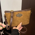 Braune Vintage-Unterarmtasche aus Wildleder mit Lederriemen und Gold-Schnalle - Braun