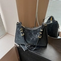 Borsa a tracolla nero opaco con trama vintage ed eleganti dettagli dorati - Nero