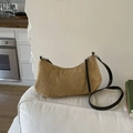 Detailansicht der kamelfarbenen Hobo-Tasche aus Wildleder mit schwarzem Lederriemen und Silber - Khaki