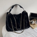 Bolso tote de piel sintética negra con correa de cadena dorada y asas de cuero - Negro