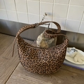 Gros plan sur un sac croissant imprimé léopard avec texture peluche et zip métallique - Imprimé léopard