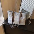 Grand sac cabas en denim bleu clair avec anses en cuir marron et texte imprimé - Bleu