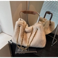 Detalle de bolso tote de piel sintética beige con asa de cuero marrón y cadena de oro - Albaricoque