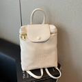 Sac à dos beige minimaliste à texture grainée avec poignées et lettrage embossé - Blanc Cassé