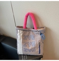 Vue détaillée du sac cabas gris matelassé avec des poignées roses rembourrées - Gris