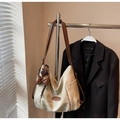 Détail du sac fourre-tout en toile avec lanières en cuir brun et breloque en cœur - Blanc Cassé