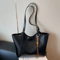 Bolso tote vintage negro de piel brillante arrugada con adorno de borla de madera - Con Colgante / Negro