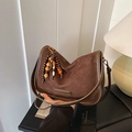 Borsa a tracolla in pelle scamosciata marrone scuro con perline in legno e logo metallo - Marrone