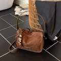 Elegante borsa a tracolla in pelle scamosciata marrone scuro con nappe di perle di legno - Marrone