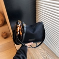 Borsa a tracolla in camoscio nero opaco con elegante nappa di perline e logo in metallo dorato - Nero