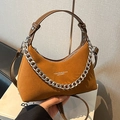 Braune Umhängetasche aus Wildleder mit Lederbesatz und silbernen Metallkettendetails - Orange