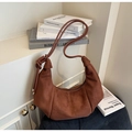 Sac hobo marron foncé en suédine mate avec bandoulière nouée et design demi-lune - Marron