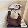 Sac hobo minimaliste en daim marron foncé avec bandoulière nouée et détails métalliques - café