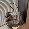 Sac cabas gris rétro en toile avec lanières en cuir marron et breloque cœur élégante - Noir