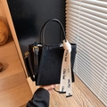 Elegante borsa a secchiello nera in pelle opaca e scamosciata con nastro e tracolla - Nero