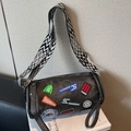 Borsa a cilindro retrò con toppe vintage e ampia tracolla con motivo geometrico - Nero