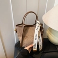 Secchiello chic in camoscio marrone con finiture in pelle e tracolla Chia 2nd - Cachi