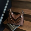 Borsa tote retrò in pelle scamosciata marrone caffè con tracolla su fondo di legno - caffè