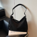 Borsa tote nera minimalista in finta pelle scamosciata con tracolla larga e zip - Nero