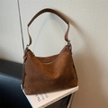 Borsa hobo in pelle scamosciata marrone scuro con tracolla regolabile e fibbia - Marrone