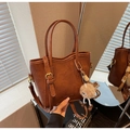Secchiello vintage in pelle marrone con bordo ondulato, manici e ciondolo mostro peluche - Marrone