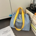 Sac cabas en nylon bleu clair avec anses jaunes et poche filet en décor intérieur - Bleu