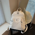 Zaino chic in pelle bianca a grana di litchi con finiture argento e tasca frontale - Bianco Sporco