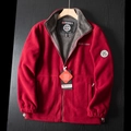 Dettaglio della giacca in pile rosso con zip integrale e logo Geographical Norway - XS / Rosso