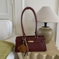 Detail of vintage burgundy tote bag with gold twist lock and a cute teddy bear charm - Red (With Pendant)
