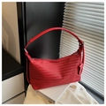 Detailansicht der roten Webstruktur einer Retro-Hobo-Tasche mit Anhänger-Elementen - Rot