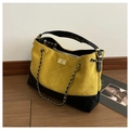 Détail du sac cabas matelassé avec contraste en daim jaune et chaîne dorée - Jaune