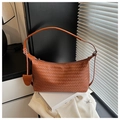 Detail der karamellfarbenen geflochtenen Leder-Hobo-Tasche mit Reißverschluss-Struktur - Braun