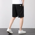 Vista posteriore dei pantaloncini casual da uomo in cotone nero con tasca e etichetta - L / Nero